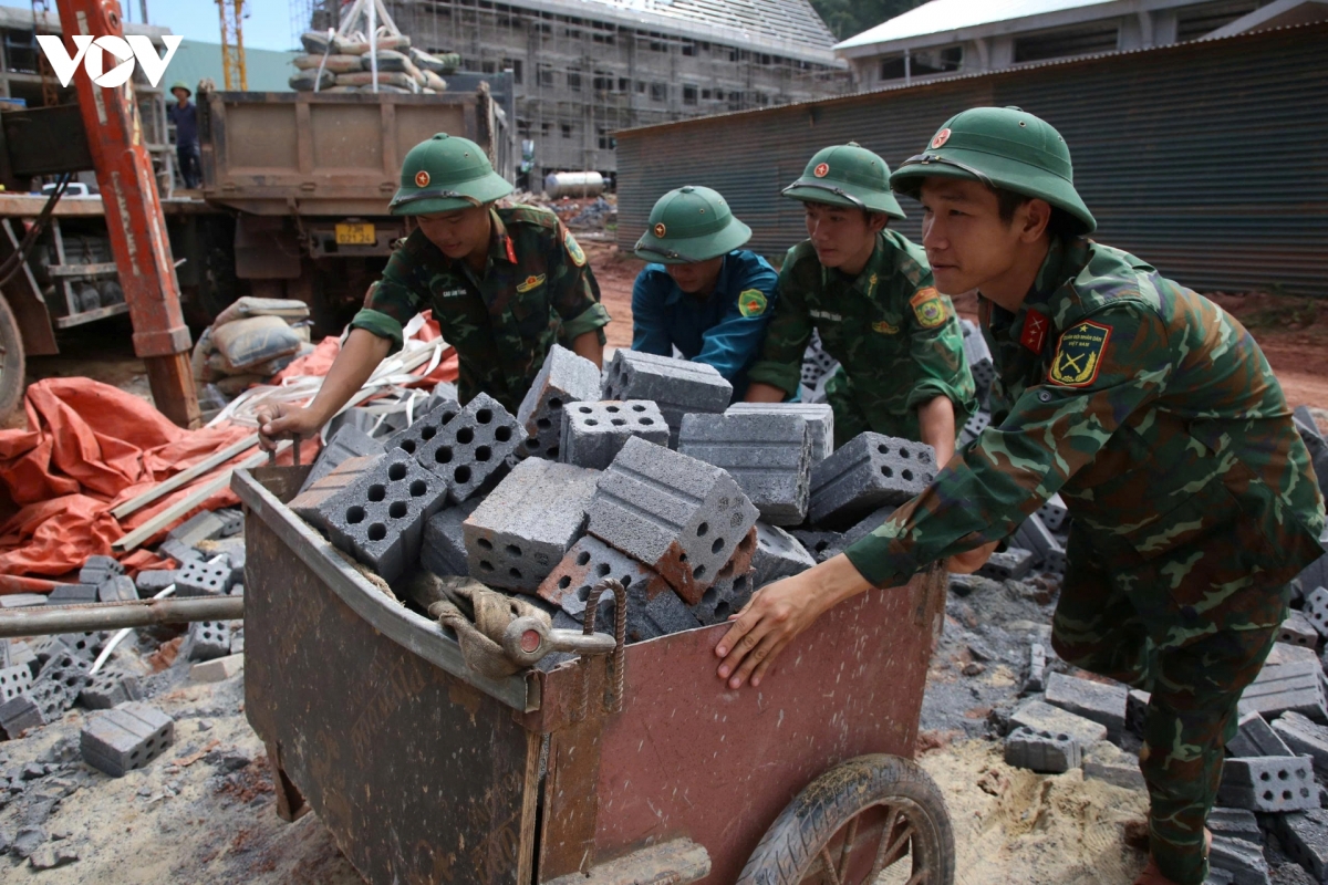 quang tri chay nuoc rut som hoan thanh truong hoc bien gioi truoc nam hoc moi hinh anh 3