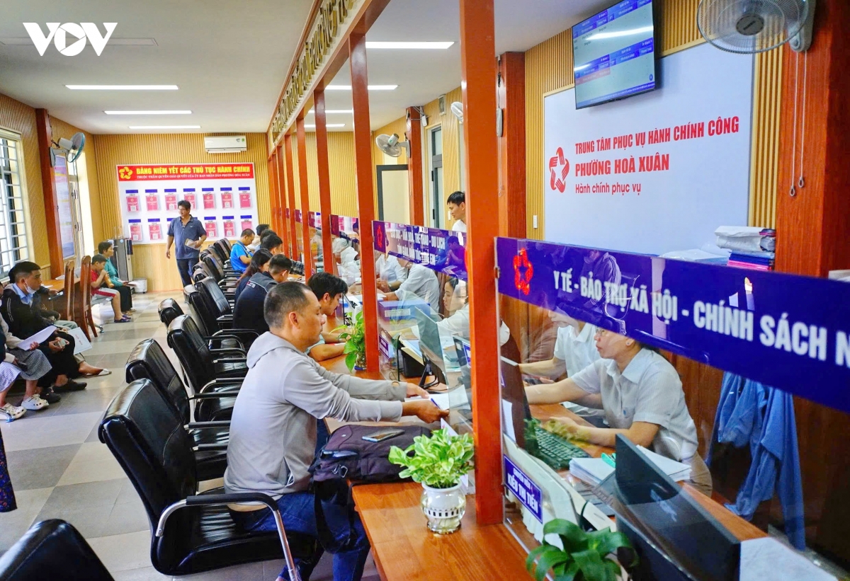 can-bo-lam-viec-tai-trung-tam-phuc-vu-hanh-chinh-cong-xa-phuong-.jpg