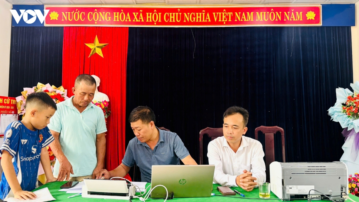 xa tuyen hoa quang tri dua chinh quyen luu dong ve tan thon phuc vu nguoi dan hinh anh 1