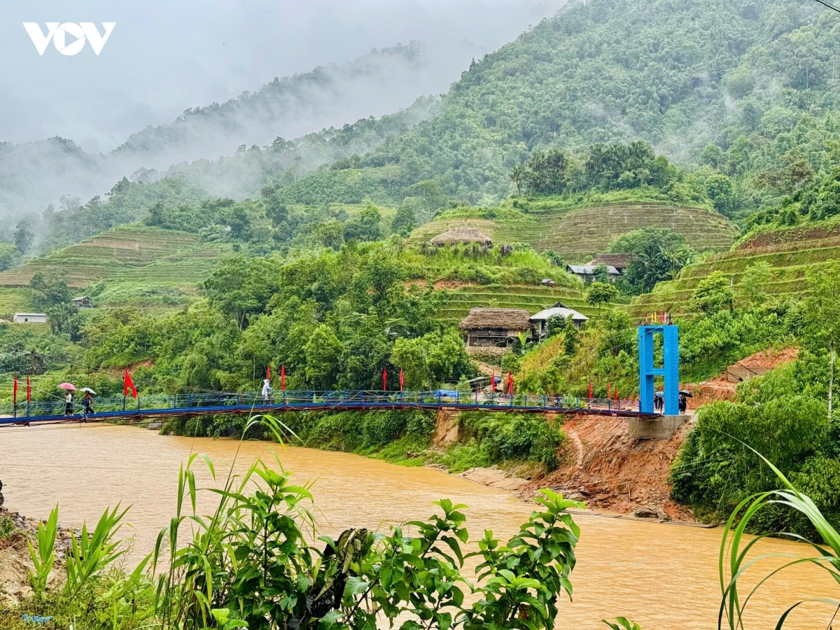 tu cay cau vuot lu, goi mo cach du lich dong gop cho cong dong hinh anh 1