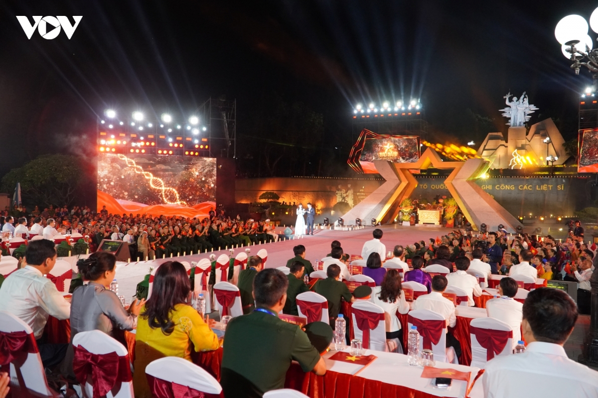 cau-truyen-hinh-truc-tiep-chuong-trinh-sao-sang-dan-duong-tai-nghia-trang-liet-si-quoc-gia-duong-9-tinh-quang-tri_0.jpg