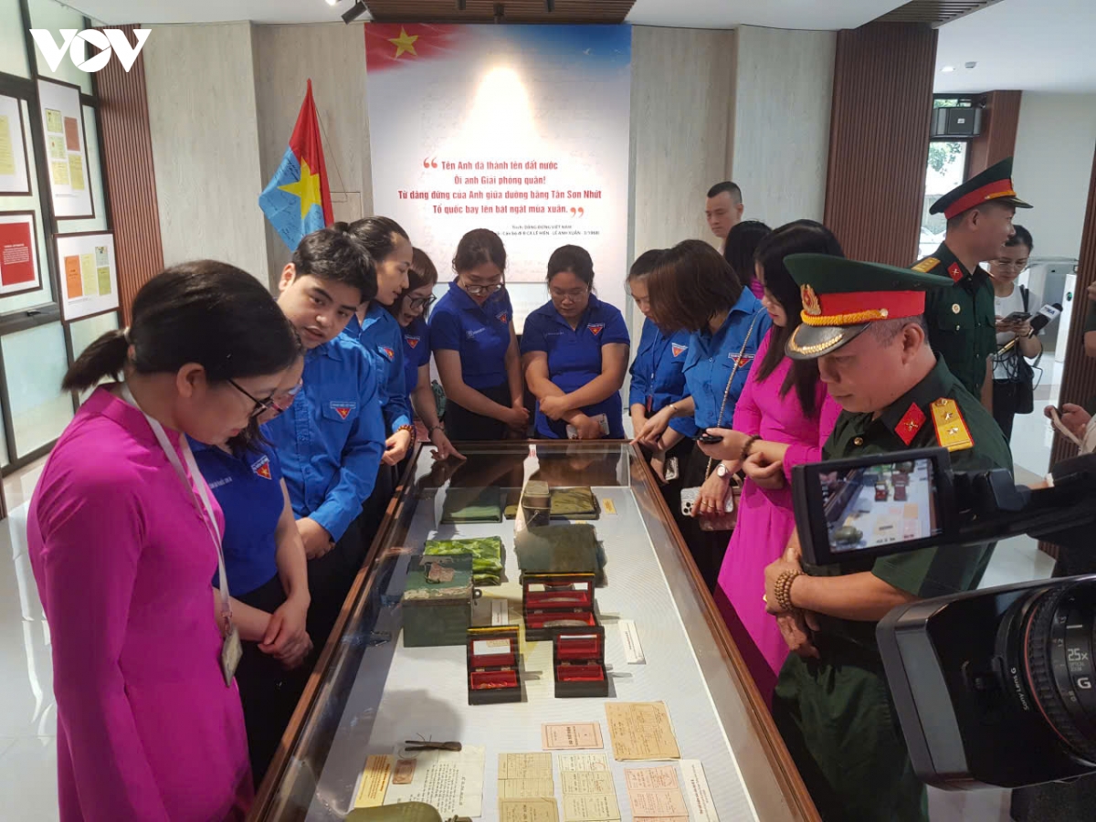  thanh xuan gui lai tri an nhung can bo di b hinh anh 2