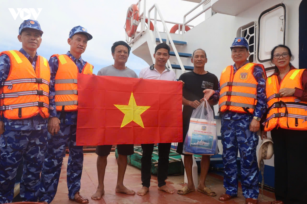 le chao co thieng lieng tren vung bien nam trung bo hinh anh 2