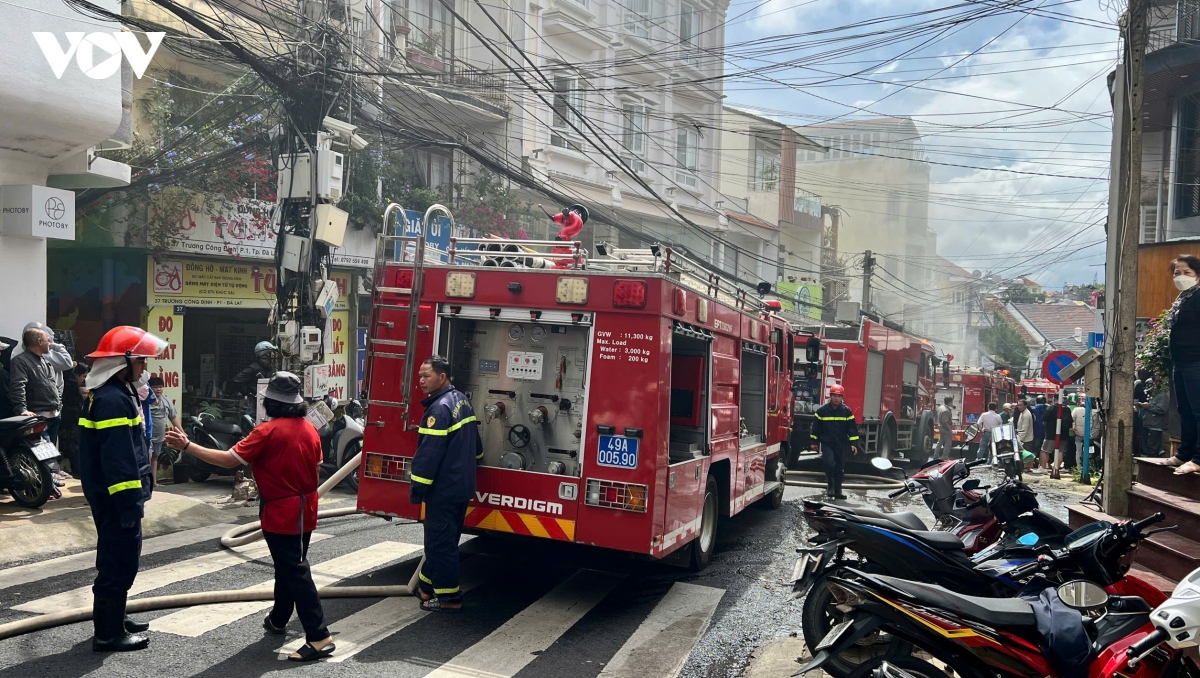 Cháy nhà tại trung tâm Đà Lạt, lực lượng chức năng khẩn trương dập lửa