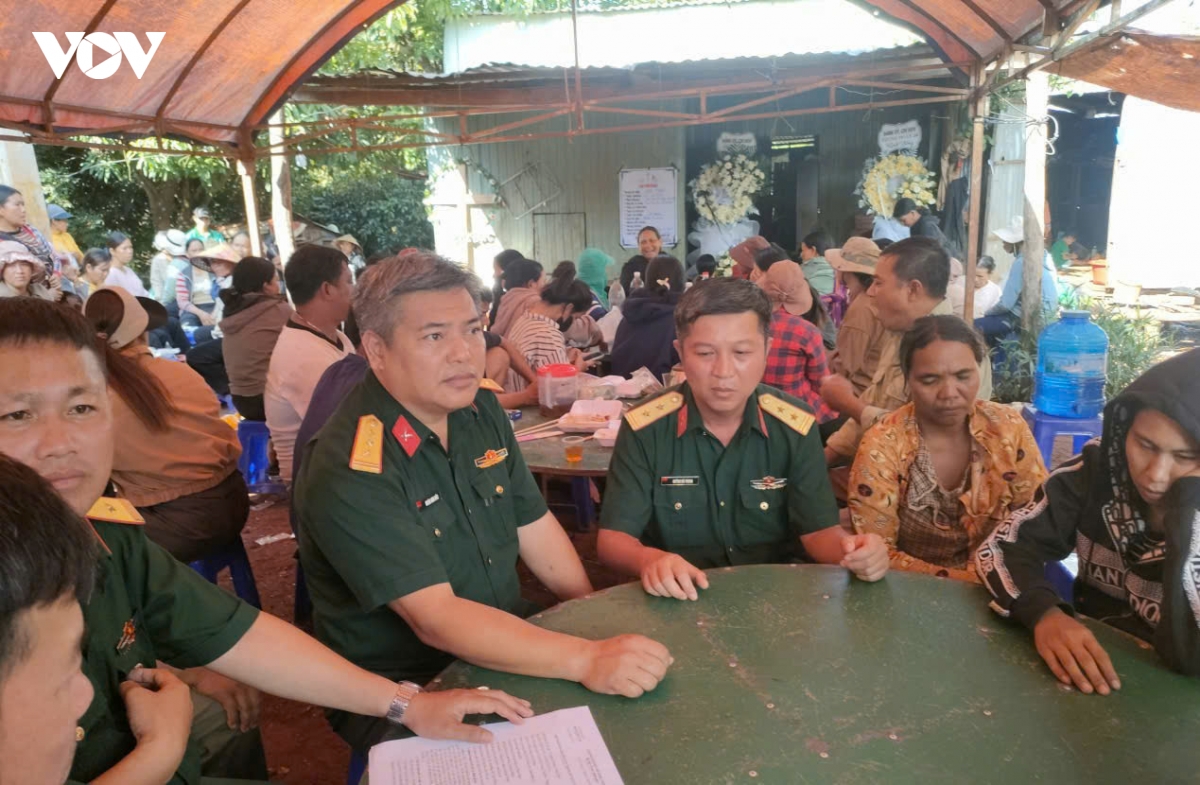 chien si quan doan 34 dung cam quen minh cuu 2 nguoi dan bi dien giat hinh anh 3