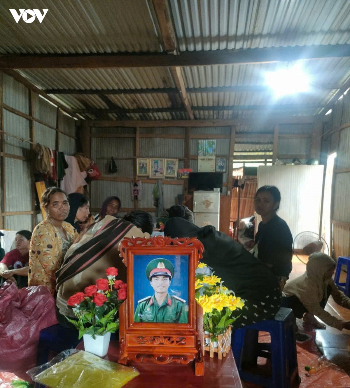 chien si quan doan 34 dung cam quen minh cuu 2 nguoi dan bi dien giat hinh anh 2