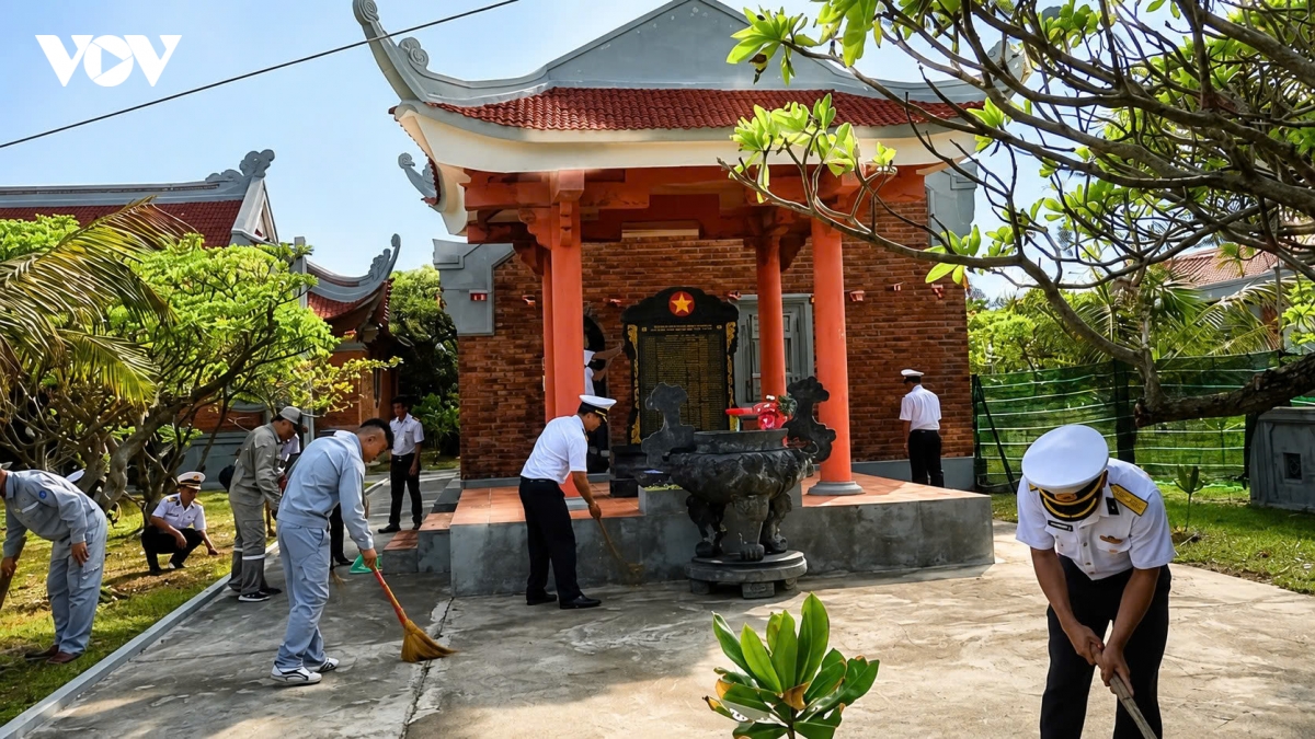 chinh-trang-khuon-vien-truoc-bia-tuong-niem-cac-anh-hung-liet-si-hi-sinh-tai-gac-ma.jpg