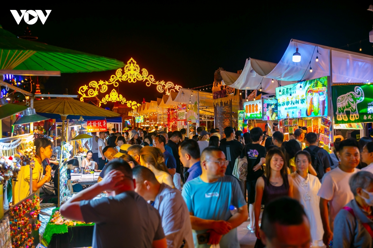 cho dem doc dao ben dong lan thuong o tay song ban nap, trung quoc hinh anh 2