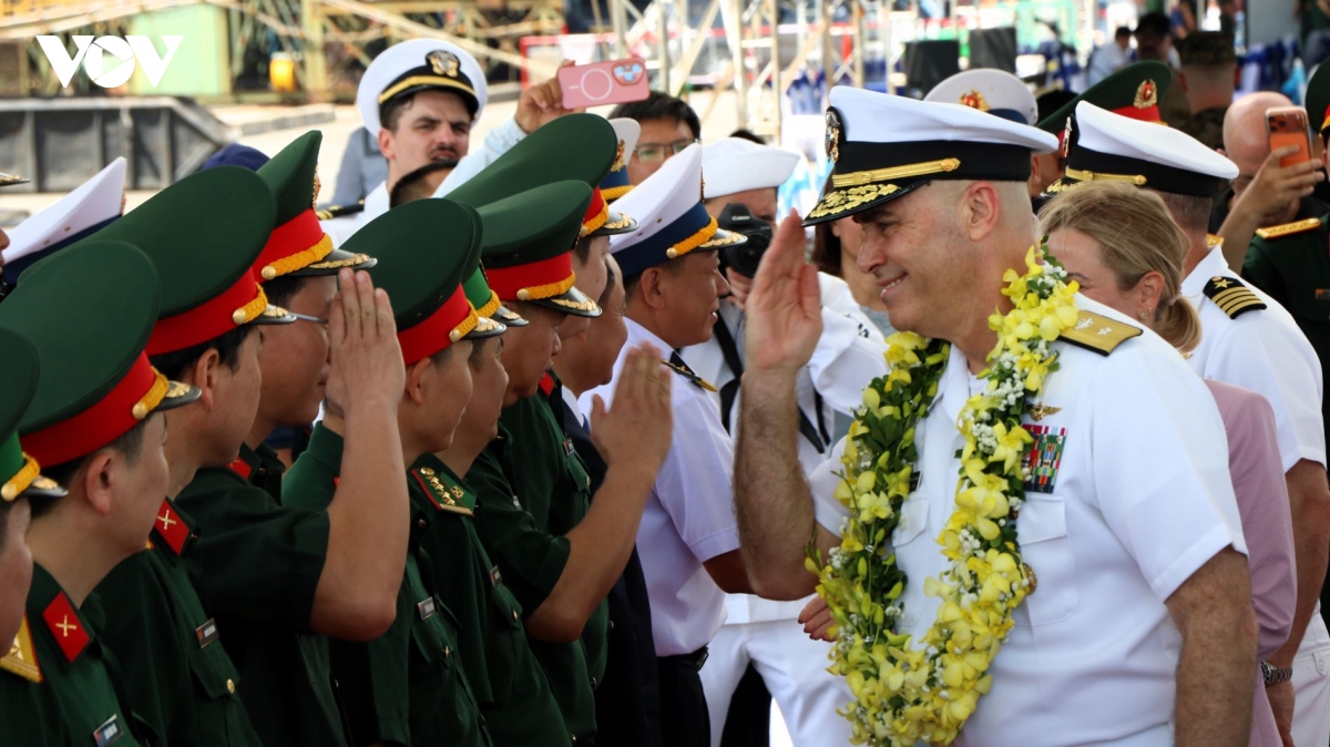 tau san bay uss george washington den thanh pho Da nang hinh anh 1