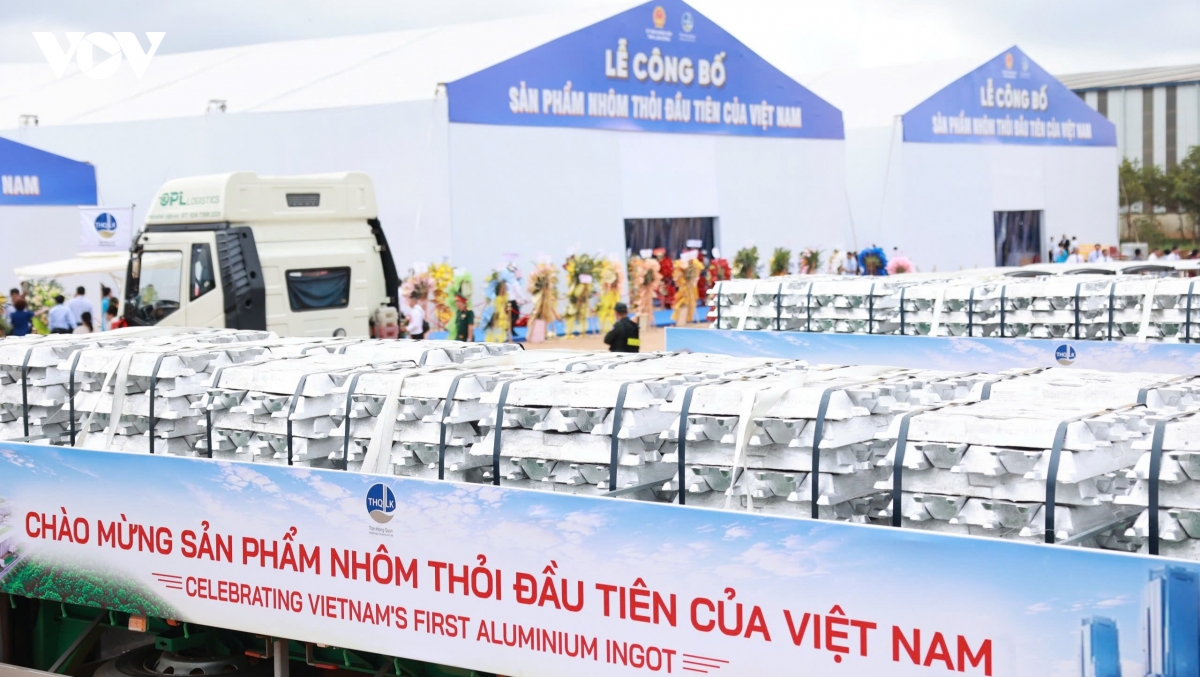 Dai tuong phan van giang du le cong bo san pham nhom thoi dau tien san xuat tai vn hinh anh 1
