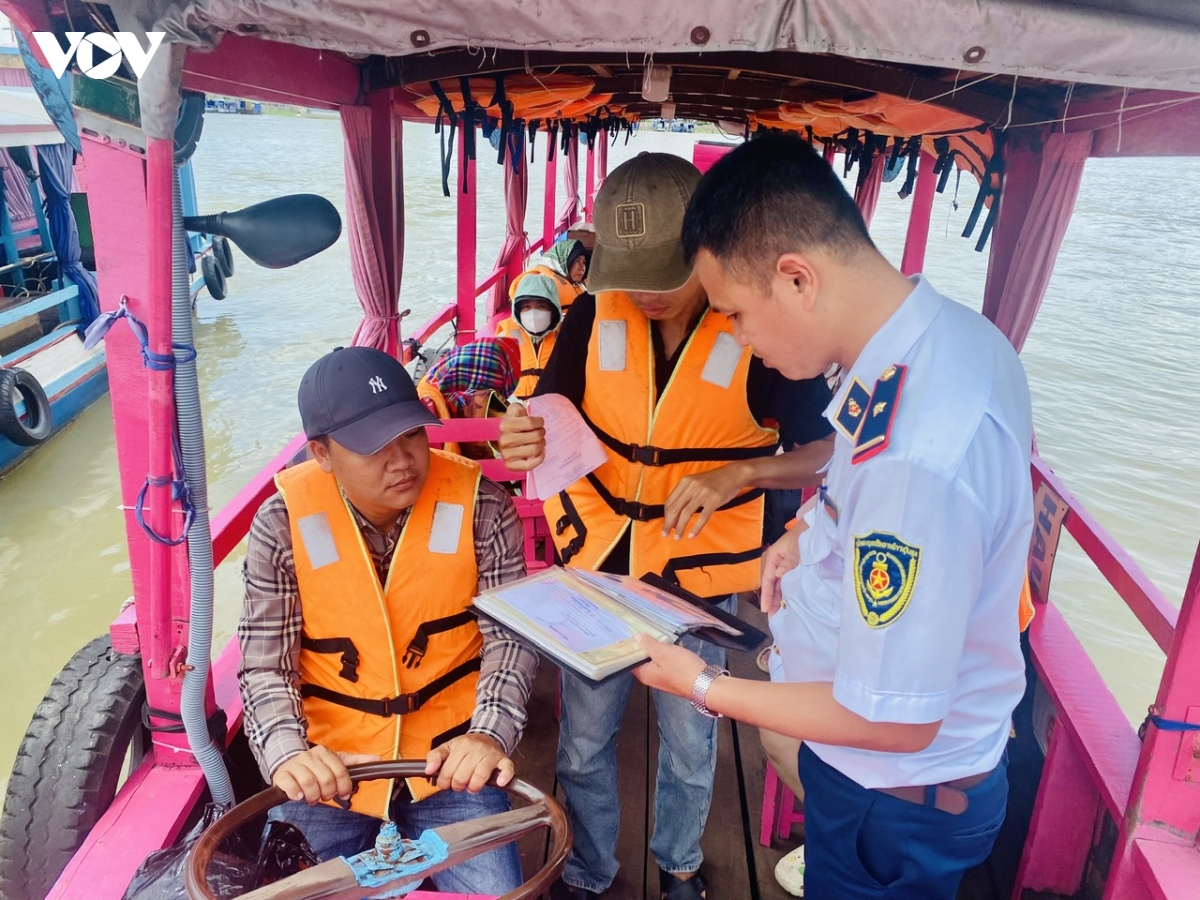 Dbscl siet an toan duong thuy mua mua bao, ngan ngua tai nan song nuoc hinh anh 3