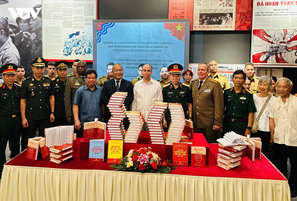le tuong niem chuyen gia quan su cuba va gioi thieu sach hinh anh 2