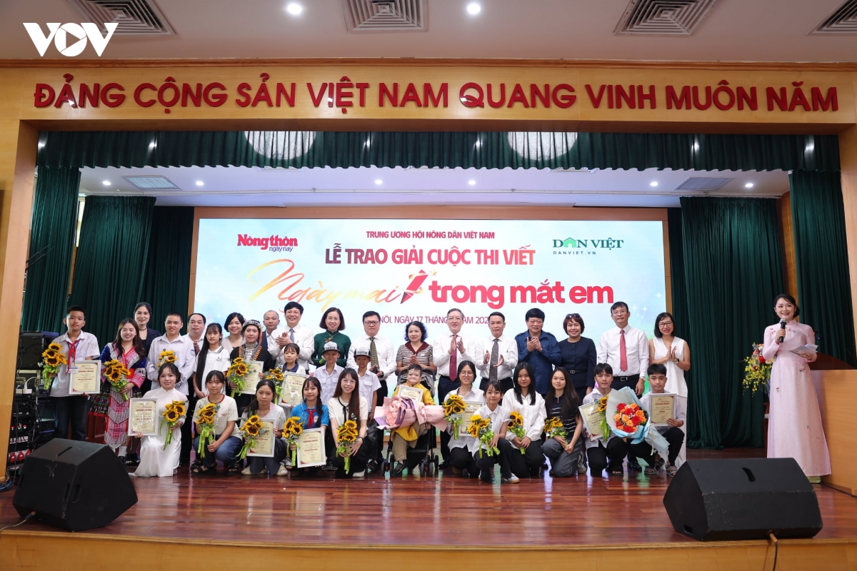 tu noi dau ri mau den nhung buc tranh toa sang cua cau be doc la binh duong hinh anh 2