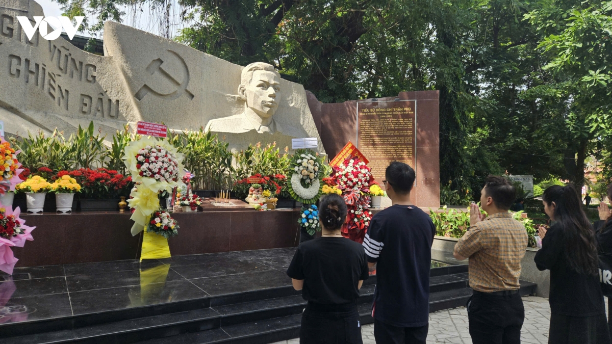 Dong dao nguoi dan tp.hcm den tri an liet si tai cong vien le thi rieng hinh anh 2