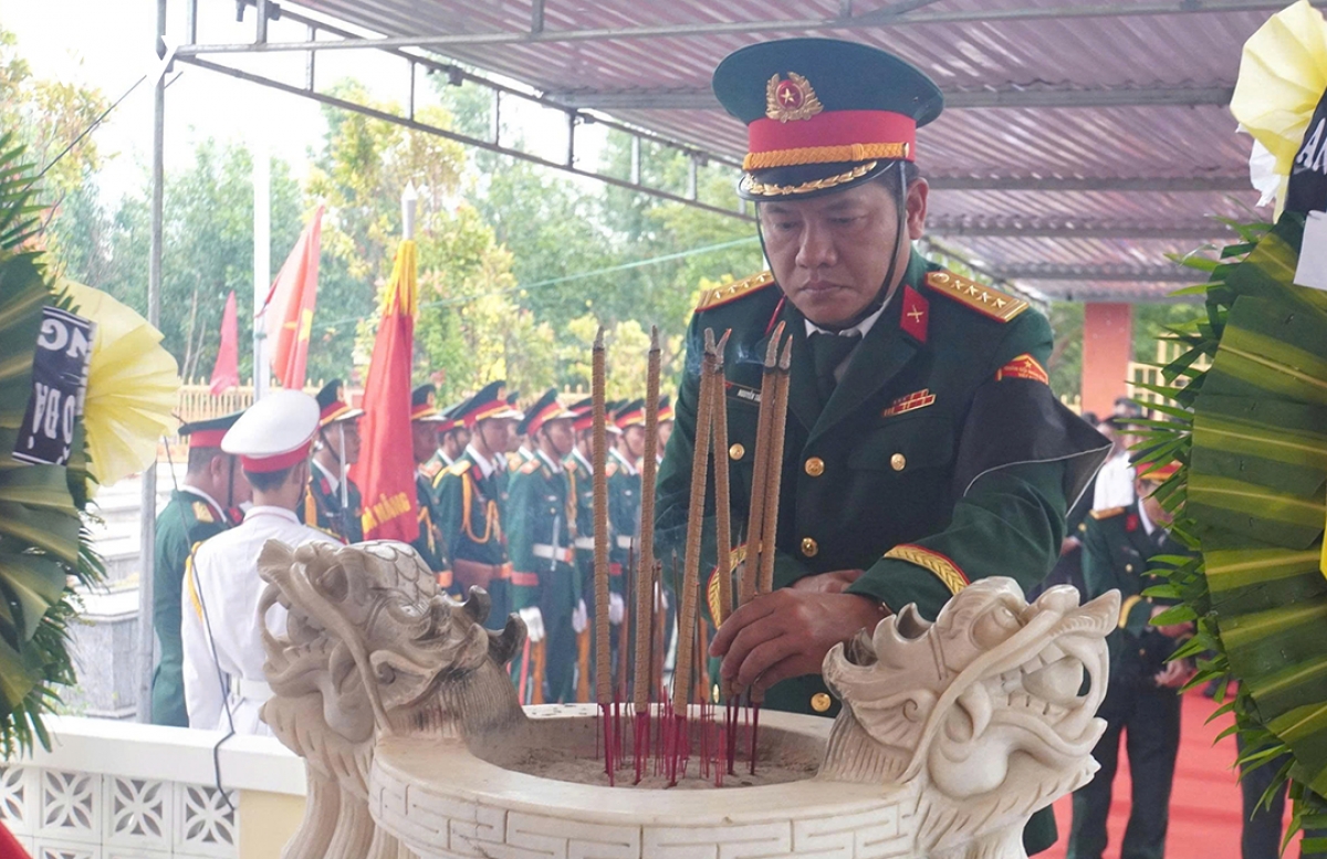 truy dieu va an tang 4 hai cot liet si duoc tim thay tai hang Da sap, Da nang hinh anh 1