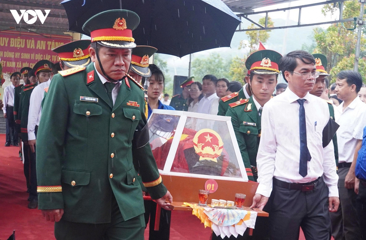truy dieu va an tang 4 hai cot liet si duoc tim thay tai hang Da sap, Da nang hinh anh 3