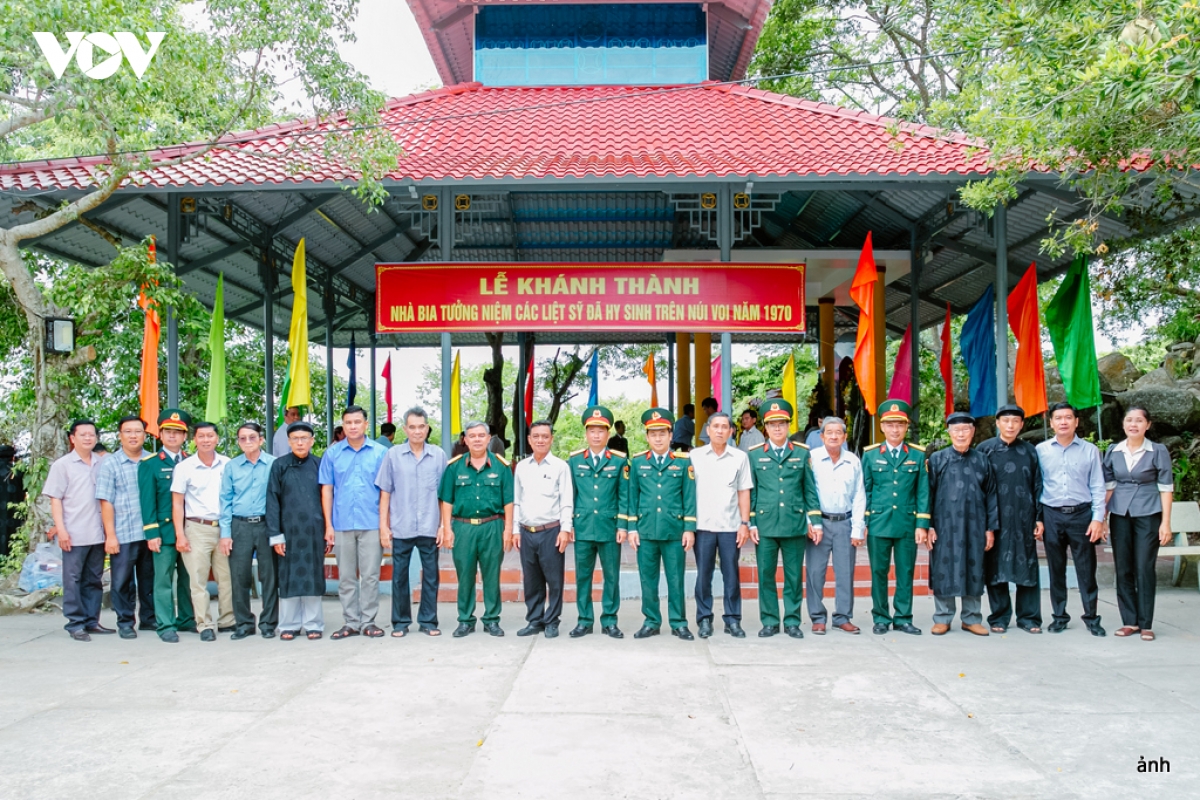 khanh thanh nha bia tuong niem cac anh hung liet si tren dinh nui voi o an giang hinh anh 2