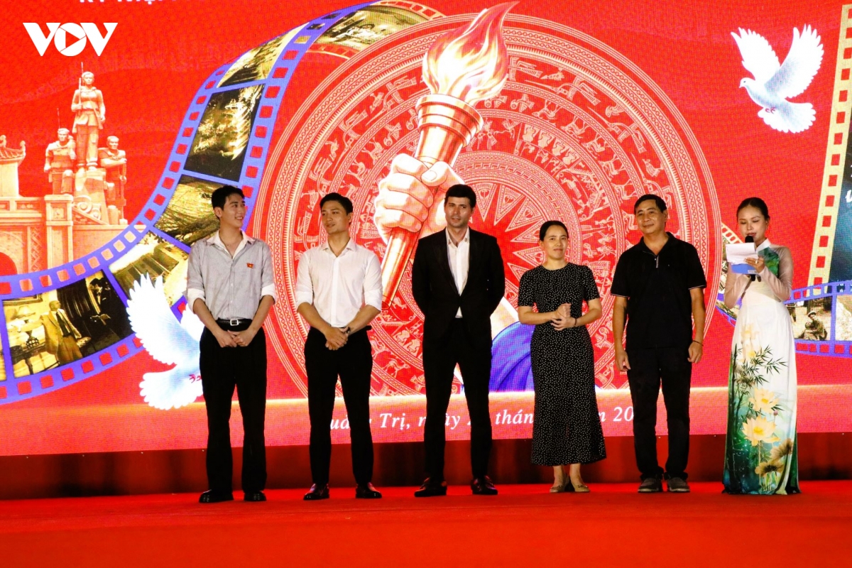khan gia quang tri doi mua xem phim cach mang hinh anh 4