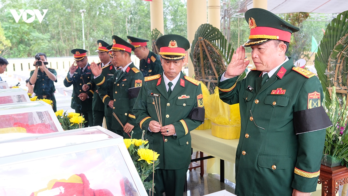 Da nang truy dieu, an tang 5 hai cot liet si o hang Da sap, xa ha nha hinh anh 3