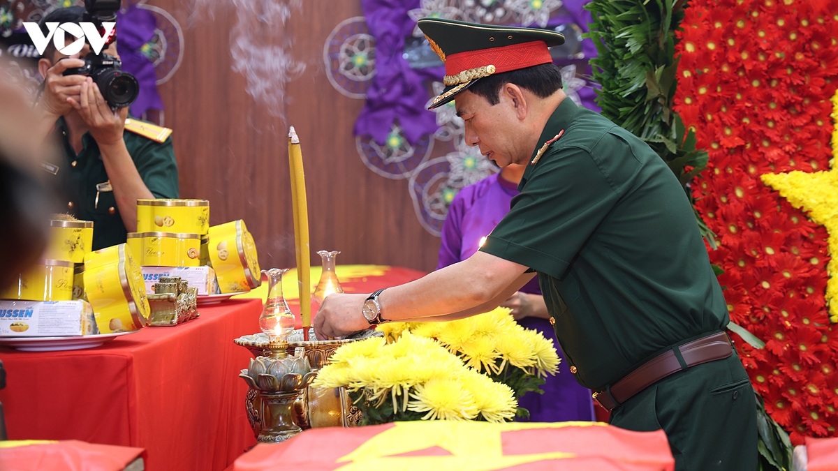 dai-tuong-phan-van-giang-dang-huong-cac-anh-hung-liet-si-tai-cong-vien-le-thi-rieng-anh_-ty-huynh.jpg
