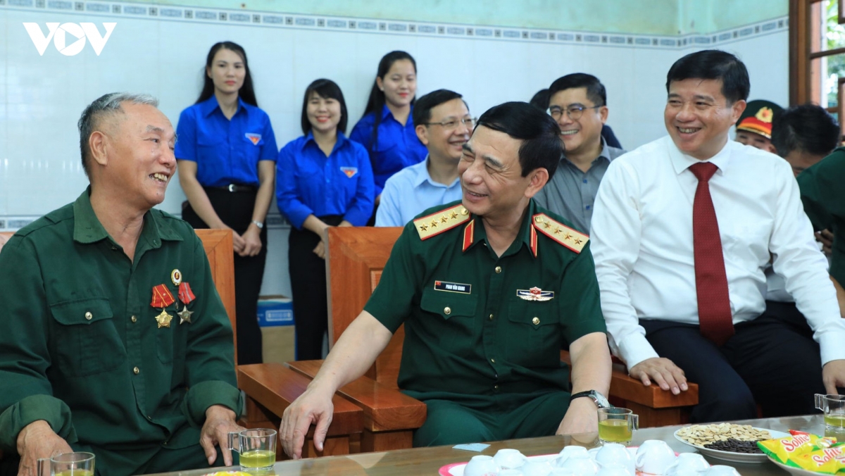 Dai tuong phan van giang tham, tang qua gia dinh chinh sach tai lam Dong hinh anh 1