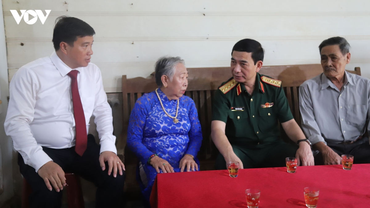 Dai tuong phan van giang tham, tang qua gia dinh chinh sach tai lam Dong hinh anh 2