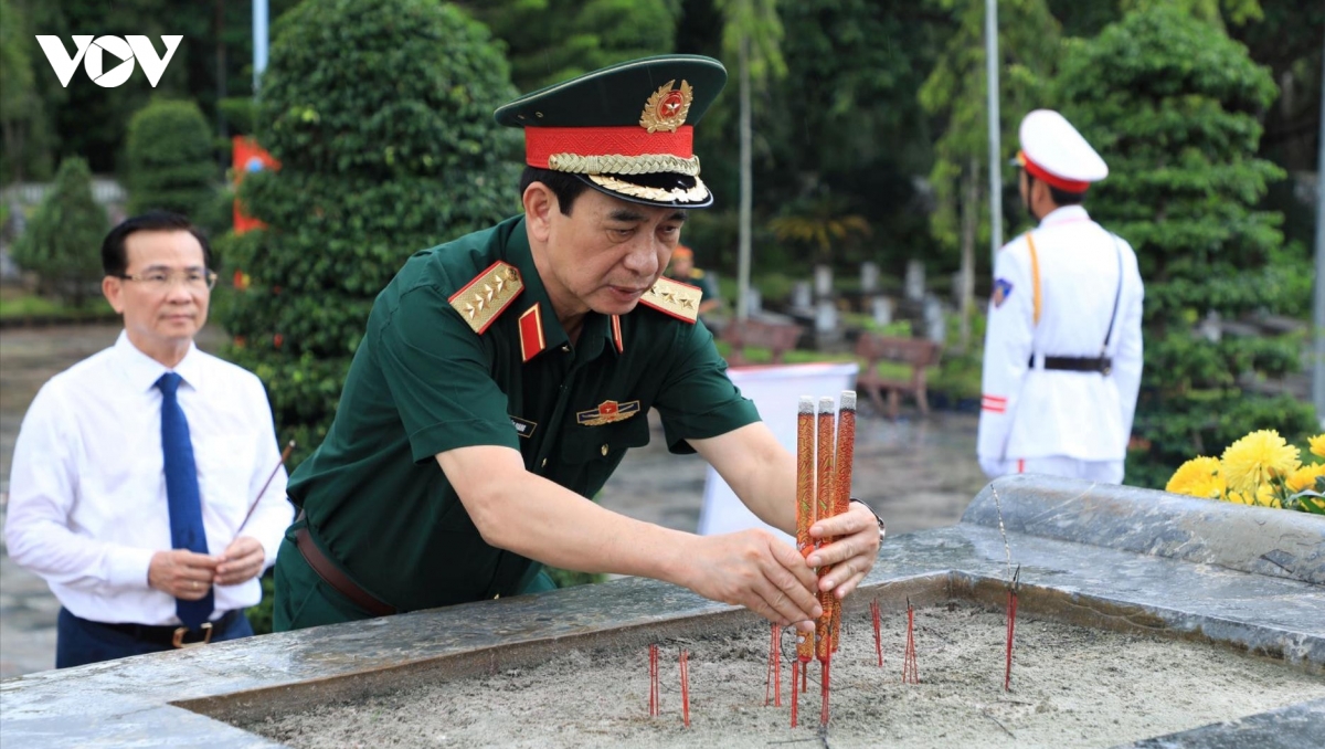 Dai tuong phan van giang tham, tang qua gia dinh chinh sach tai lam Dong hinh anh 3