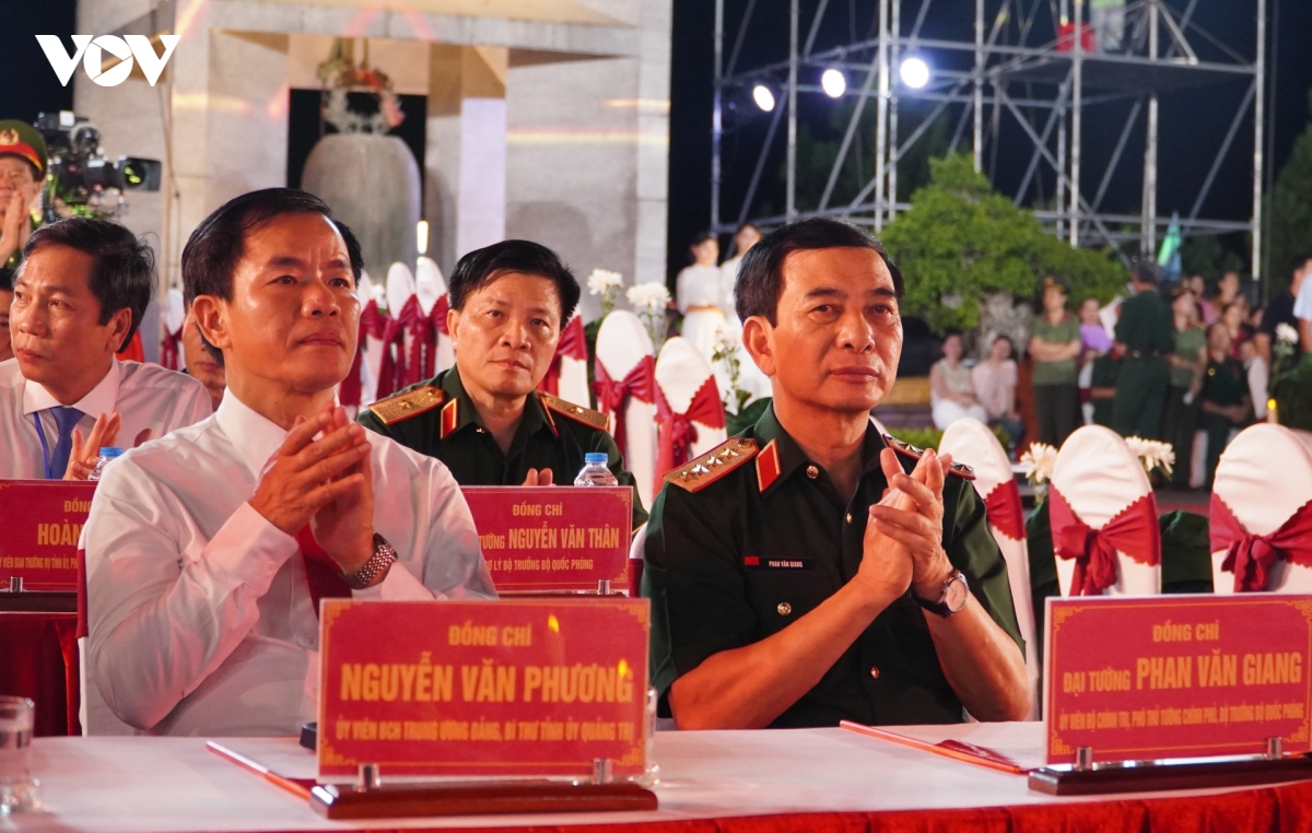 dai-tuong-phan-van-giang-uy-vien-bo-chinh-tri-pho-thu-tuong-chinh-phu-bo-truong-bo-quoc-phong-ong-nguyen-van-phuong-bi-thu-tinh-uy-quang-tri-du-chuong-trinh_0.jpg