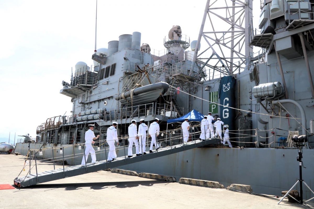 tau san bay uss george washington den thanh pho Da nang hinh anh 3