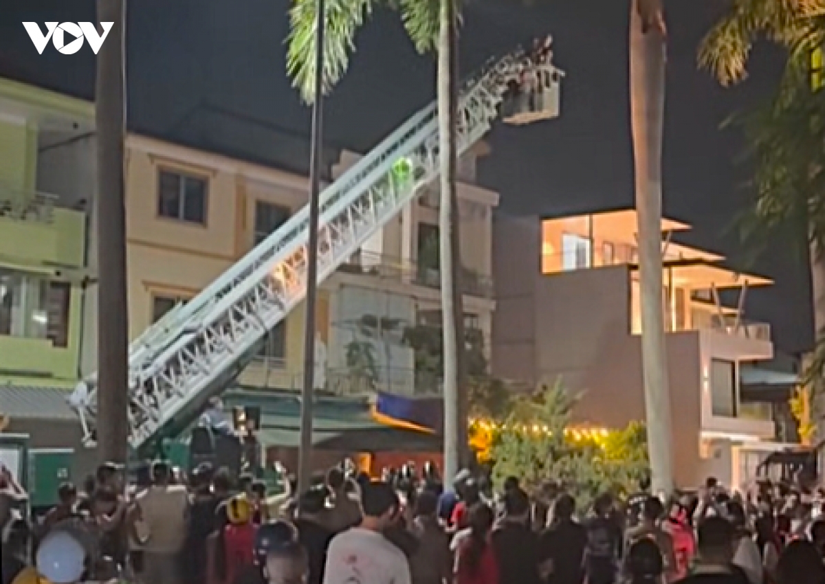 cuu nguoi dan ong leo len mai nha cao tang trong dem o nghe an hinh anh 1