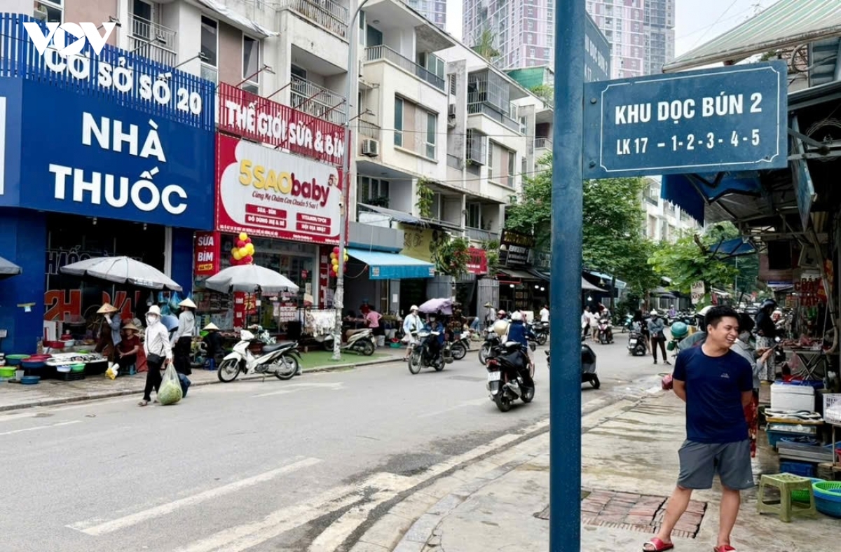 ha noi dep cho coc ngo pho thong thoang hon, nguoi dan loay hoay tim cho ban hang hinh anh 14