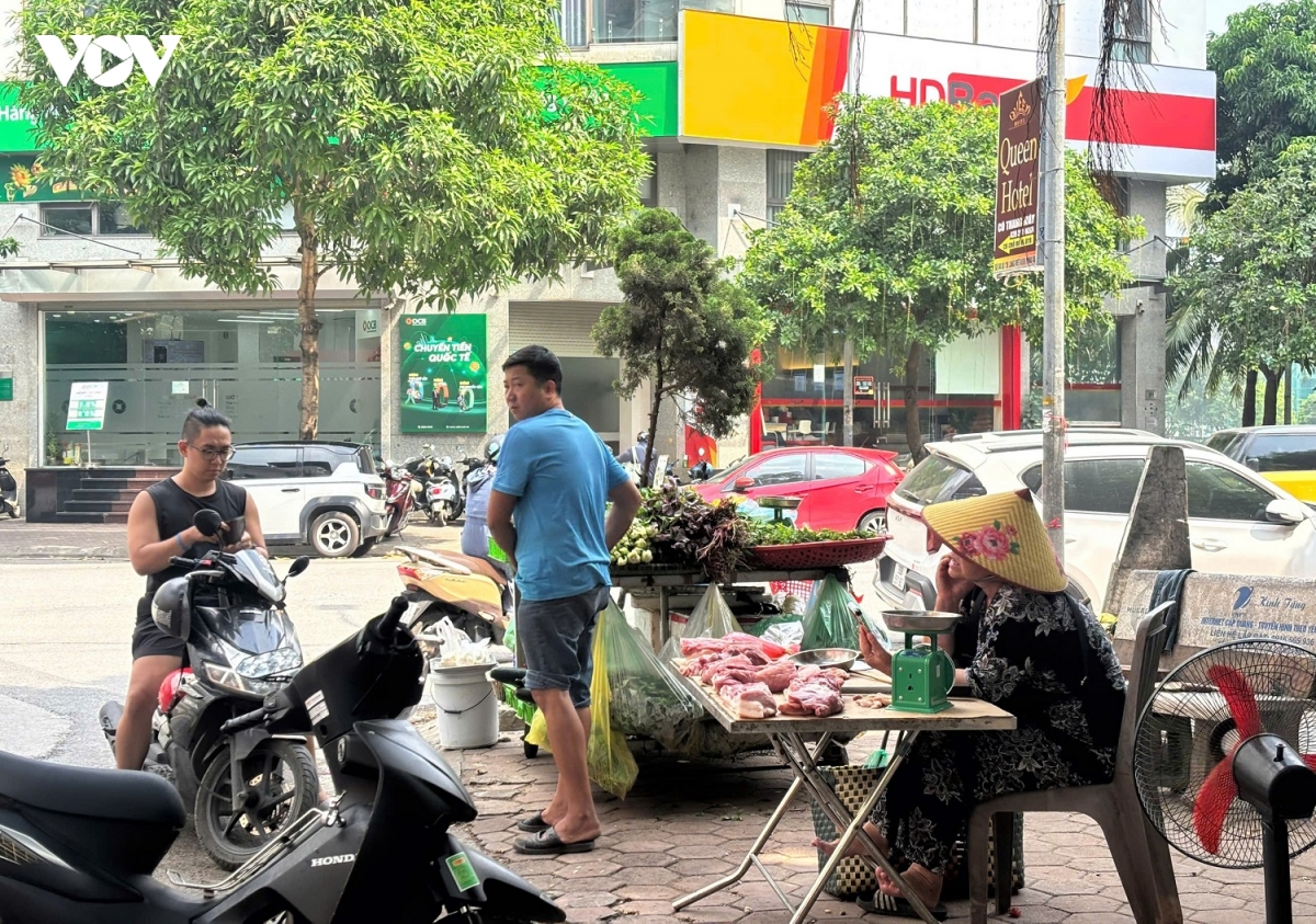 ha noi dep cho coc ngo pho thong thoang hon, nguoi dan loay hoay tim cho ban hang hinh anh 5