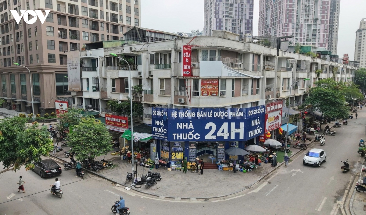 ha noi dep cho coc ngo pho thong thoang hon, nguoi dan loay hoay tim cho ban hang hinh anh 12