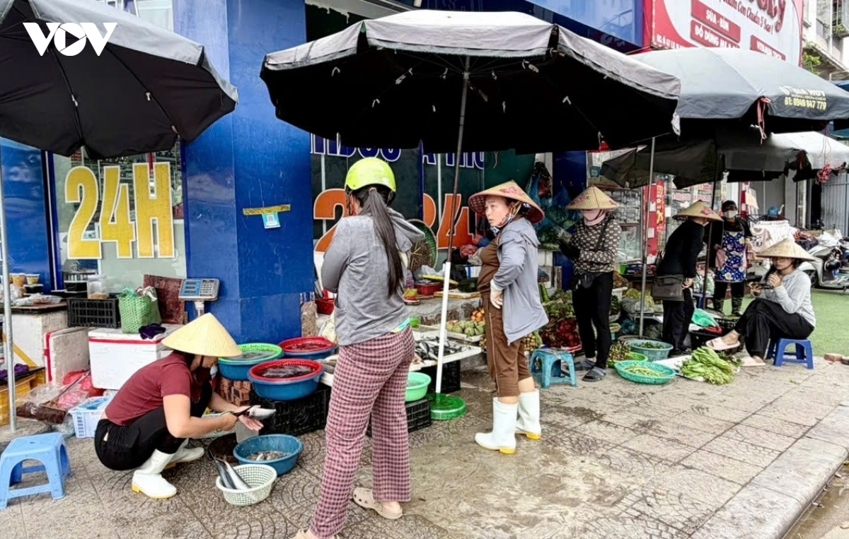 ha noi dep cho coc ngo pho thong thoang hon, nguoi dan loay hoay tim cho ban hang hinh anh 7