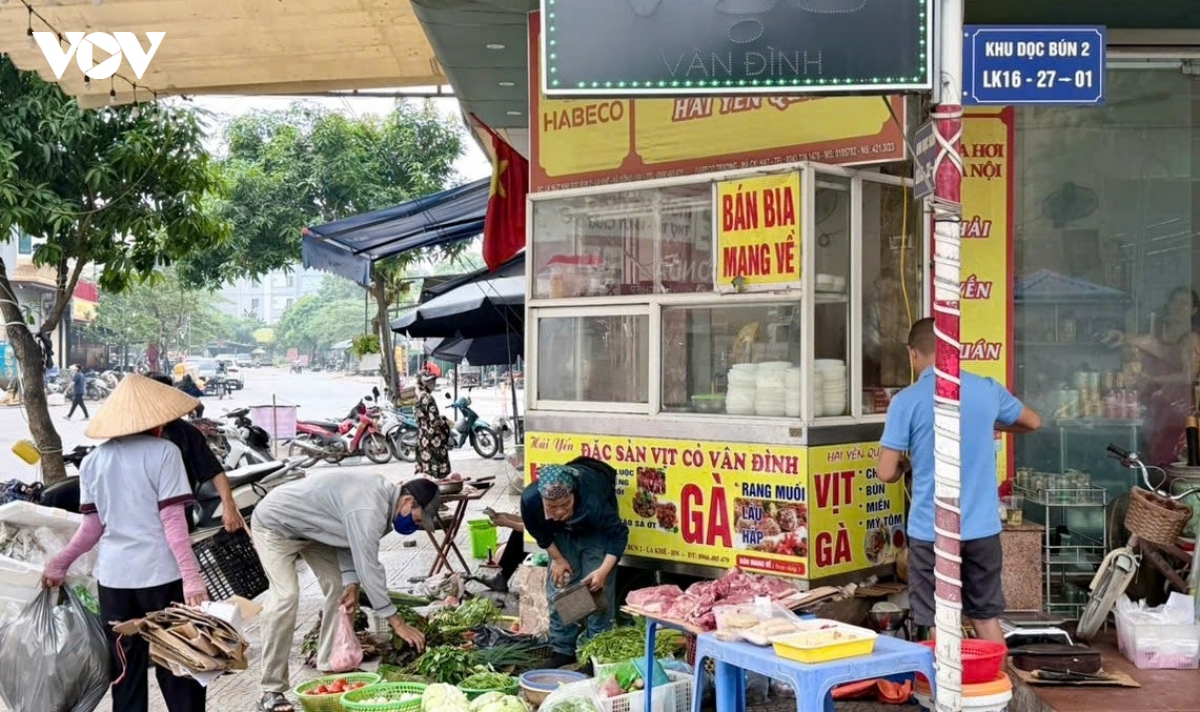 ha noi dep cho coc ngo pho thong thoang hon, nguoi dan loay hoay tim cho ban hang hinh anh 13