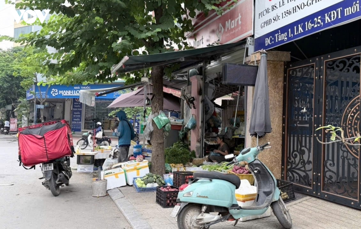 ha noi dep cho coc ngo pho thong thoang hon, nguoi dan loay hoay tim cho ban hang hinh anh 2