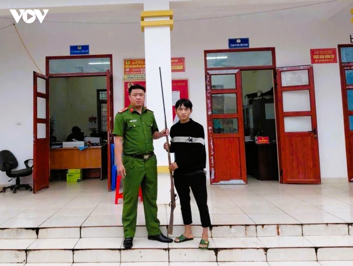 nguoi dan tu nguyen giao nop 10 khau sung sau khi duoc tuyen truyen hinh anh 1
