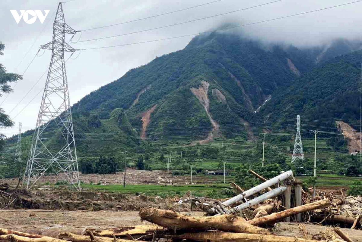 lai chau khan truong khoi phuc dien cho vung lu muong than hinh anh 1