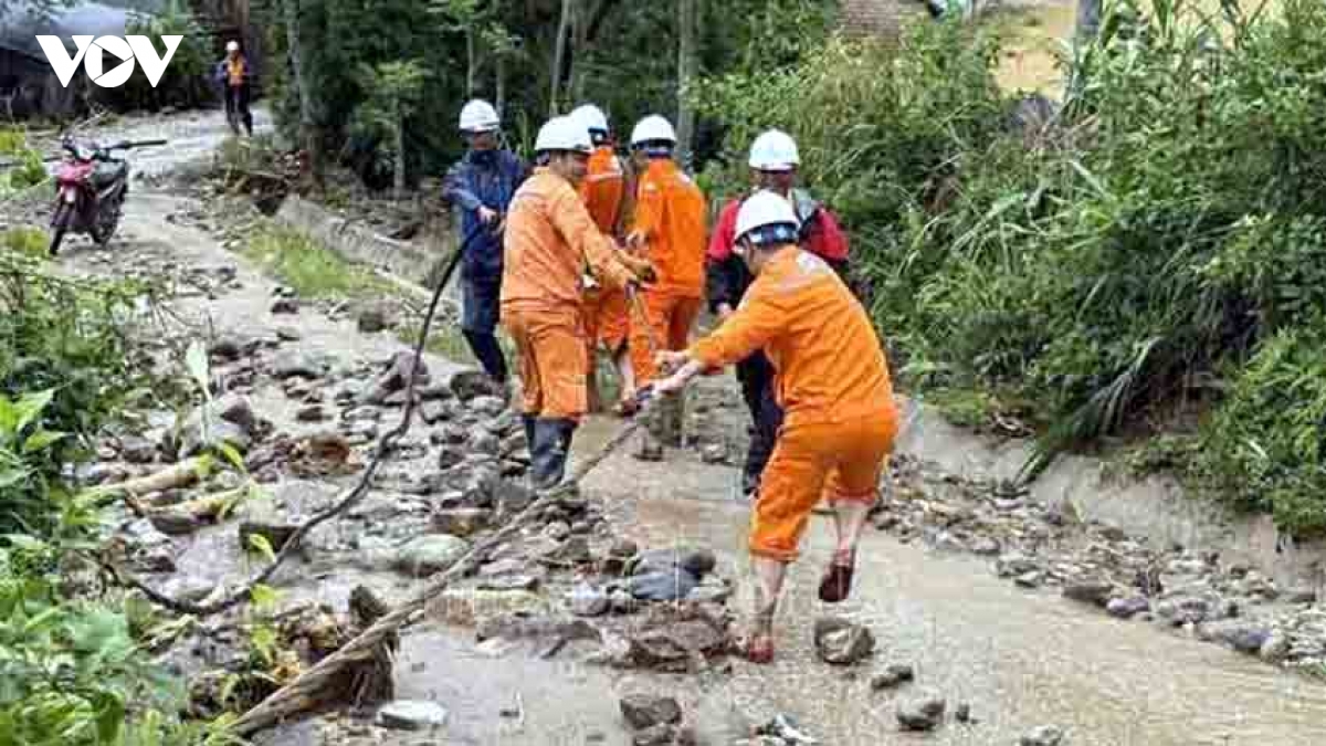 lai chau khan truong khoi phuc dien cho vung lu muong than hinh anh 3