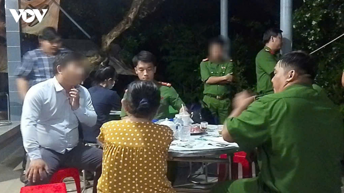 phat hien nguoi dan ong trong tu the treo co tren canh cay o Dong thap hinh anh 1