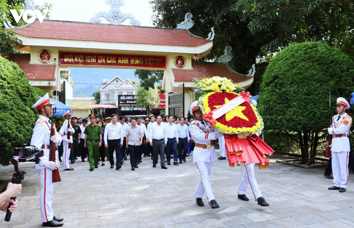 lanh dao tinh lai chau tuong niem cac anh hung liet si, dang hoa tai tuong dai bac hinh anh 1