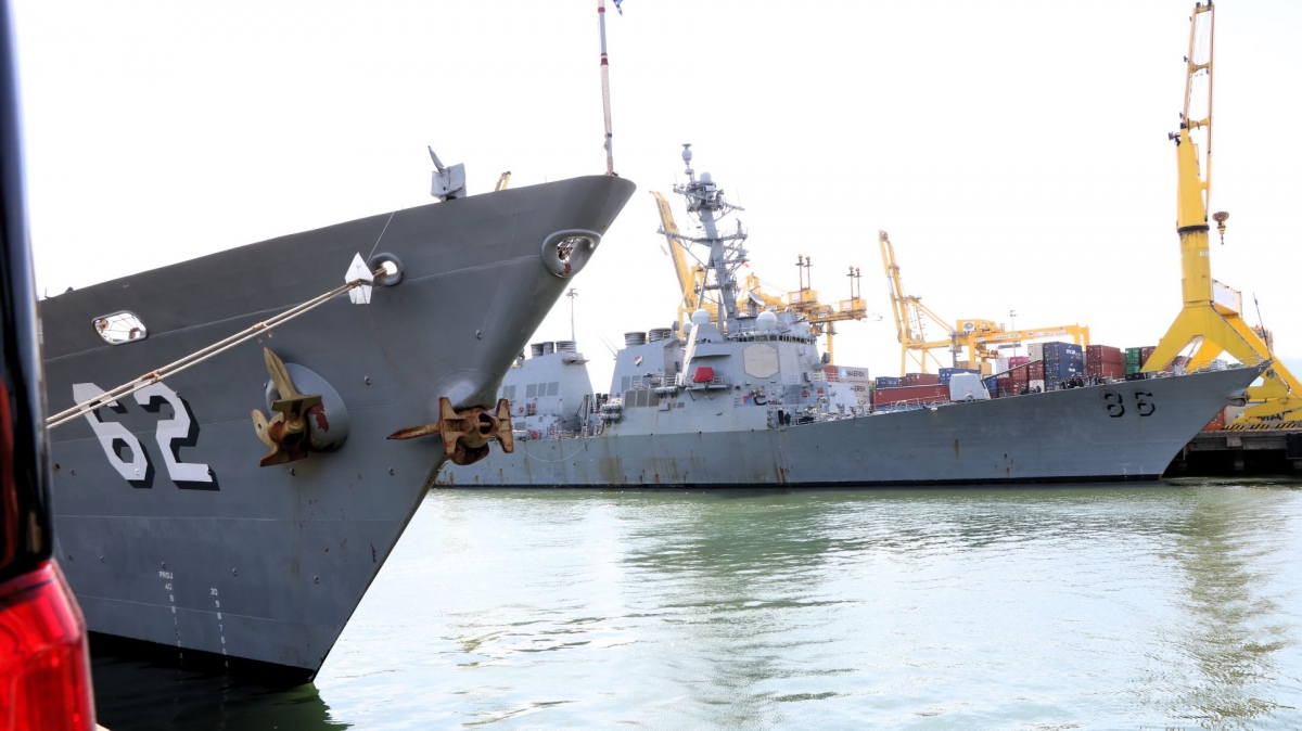 tau san bay uss george washington den thanh pho Da nang hinh anh 7