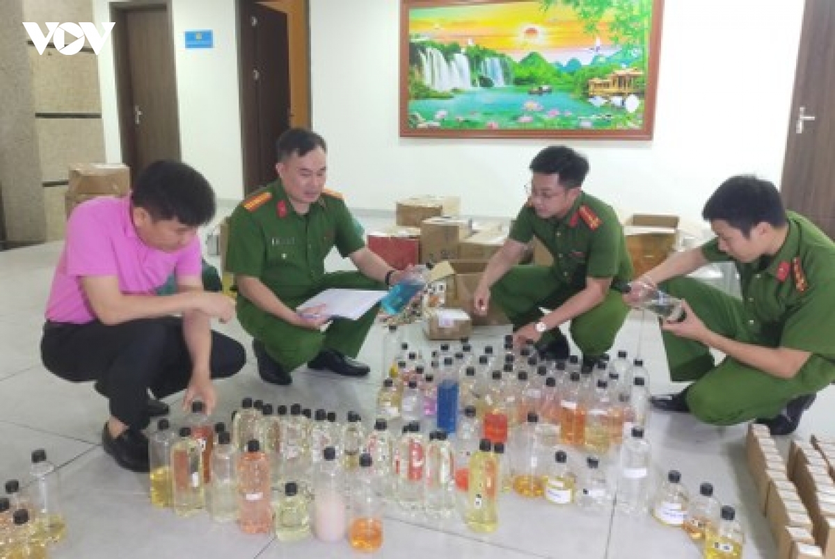 Triệt phá đường dây sản xuất, buôn bán nước hoa giả quy mô lớn