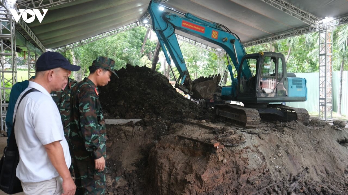 nhung nguoi gan bo tu ngay dau tim kiem hai cot liet si tai cong vien le thi rieng hinh anh 2