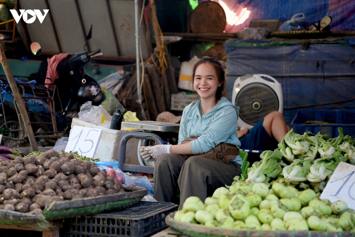 gia thuc pham thay doi tung ngay, tieu thuong va khach cung tim cach xoay xo hinh anh 3
