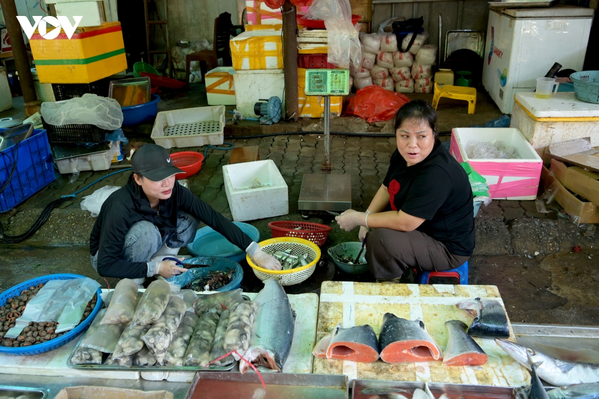 gia thuc pham thay doi tung ngay, tieu thuong va khach cung tim cach xoay xo hinh anh 5
