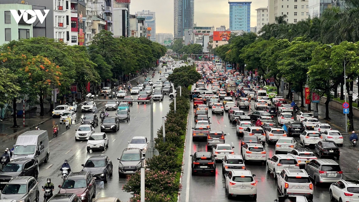 cay gay do, giao thong un u nhieu khu vuc o ha noi sau tran mua lon hinh anh 6