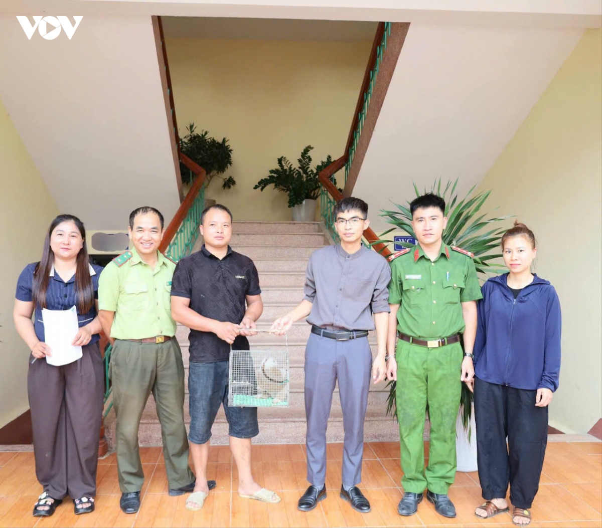 nguoi dan thai nguyen tu nguyen giao nop ca the cu li cho luc luong chuc nang hinh anh 1