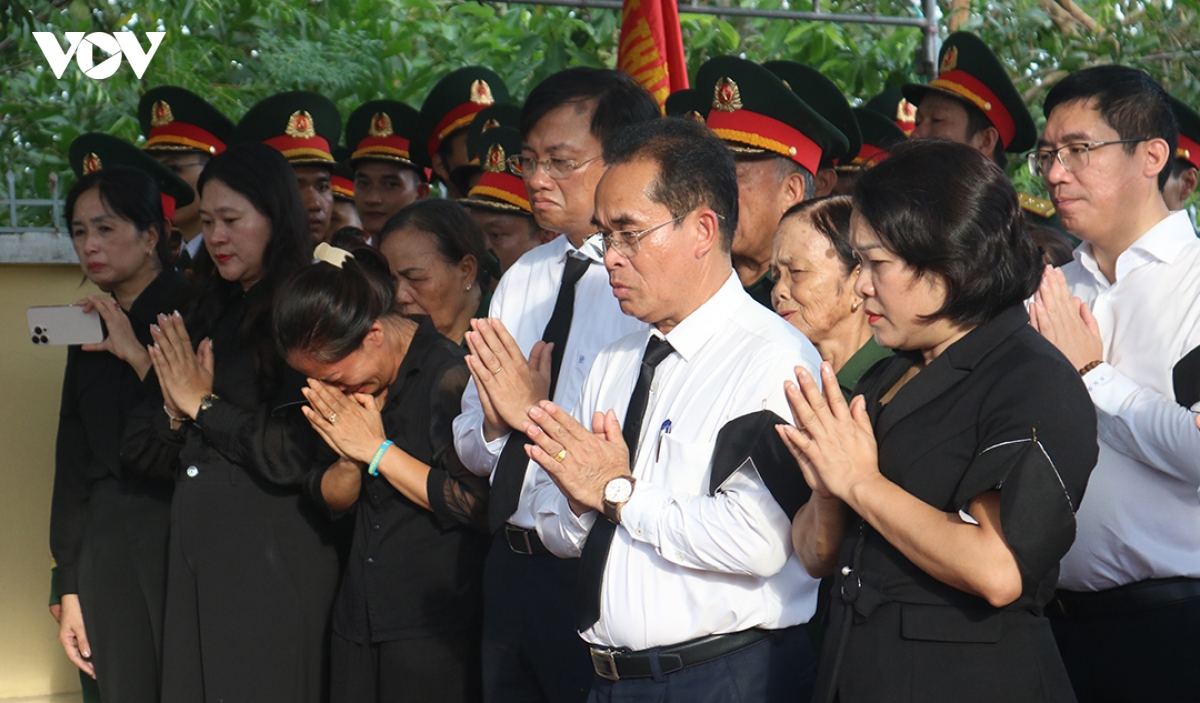 giay-phut-tien-dua-anh-linh-cac-liet-si.jpg