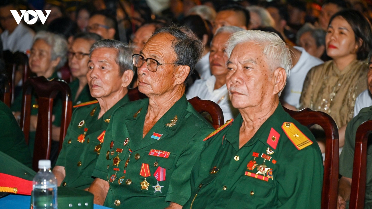 chau noi anh hung le thi rieng ba van dang che cho cho dong doi hinh anh 1